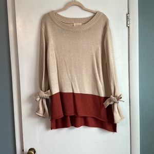 Two-tone sweater with tie sleeves